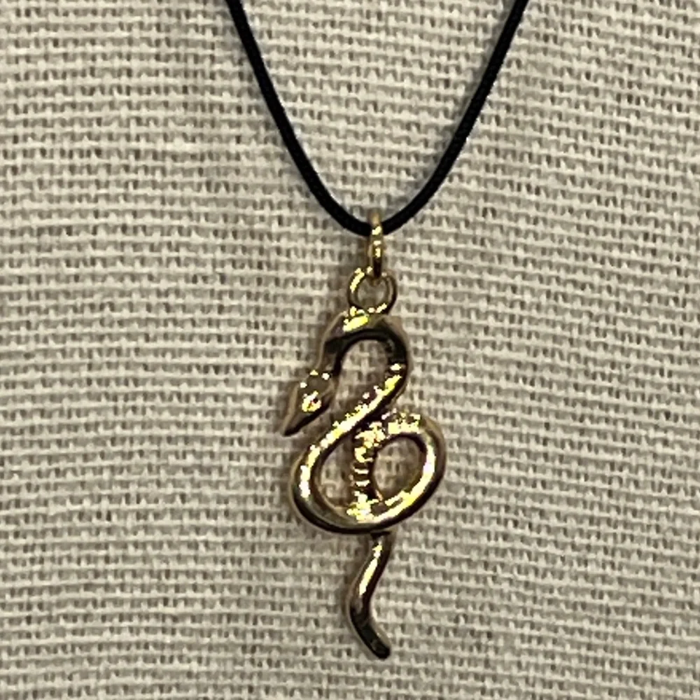 NWT Bulk Wholesale 3-piece Elegant Gold and Black Layering Necklaces